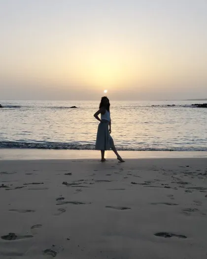 Yaiza en la orilla del mar al atardecer
